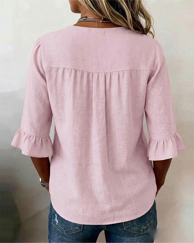 Janet | Bluza s V-izrezom, drvenim gumbima i volanima na rukavima