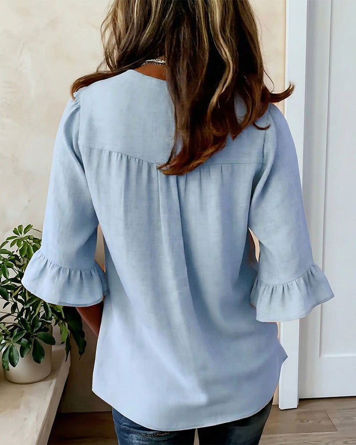 Janet | Bluza s V-izrezom, drvenim gumbima i volanima na rukavima